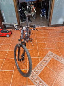 Bicicleta de montaña con suspensión total.