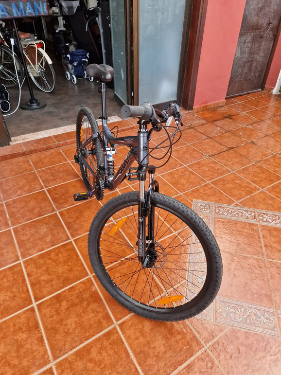 Bicicleta de montaña con suspensión total.