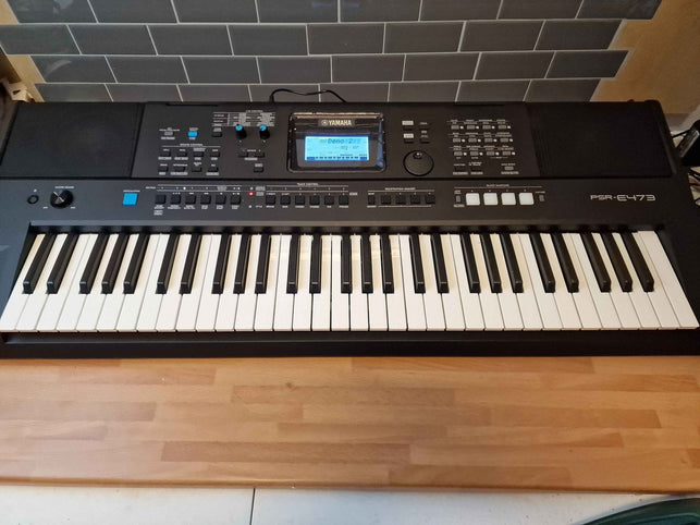 Teclado Yamaha  Principiante con 61 Teclas Sensibles al Táctil,