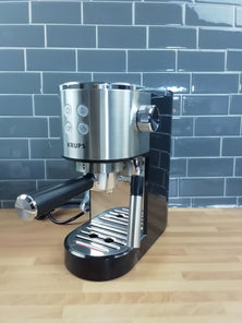 Cafetera, diseño compacto y elegante, capacidad 1.1 L, espresso, cappuccino, sistema Thermoblock.